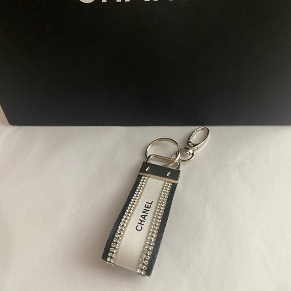 Black and White Ribbon Keychain - Picture 4 of 7